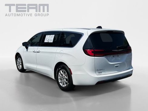 Used 2024 Chrysler Pacifica Touring-L FWD image 5