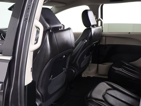 Used 2023 Chrysler Pacifica Touring-L image 25