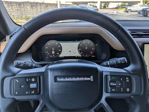 Used 2025 Land Rover Defender 110 X-Dynamic SE AWD/4WD image 33