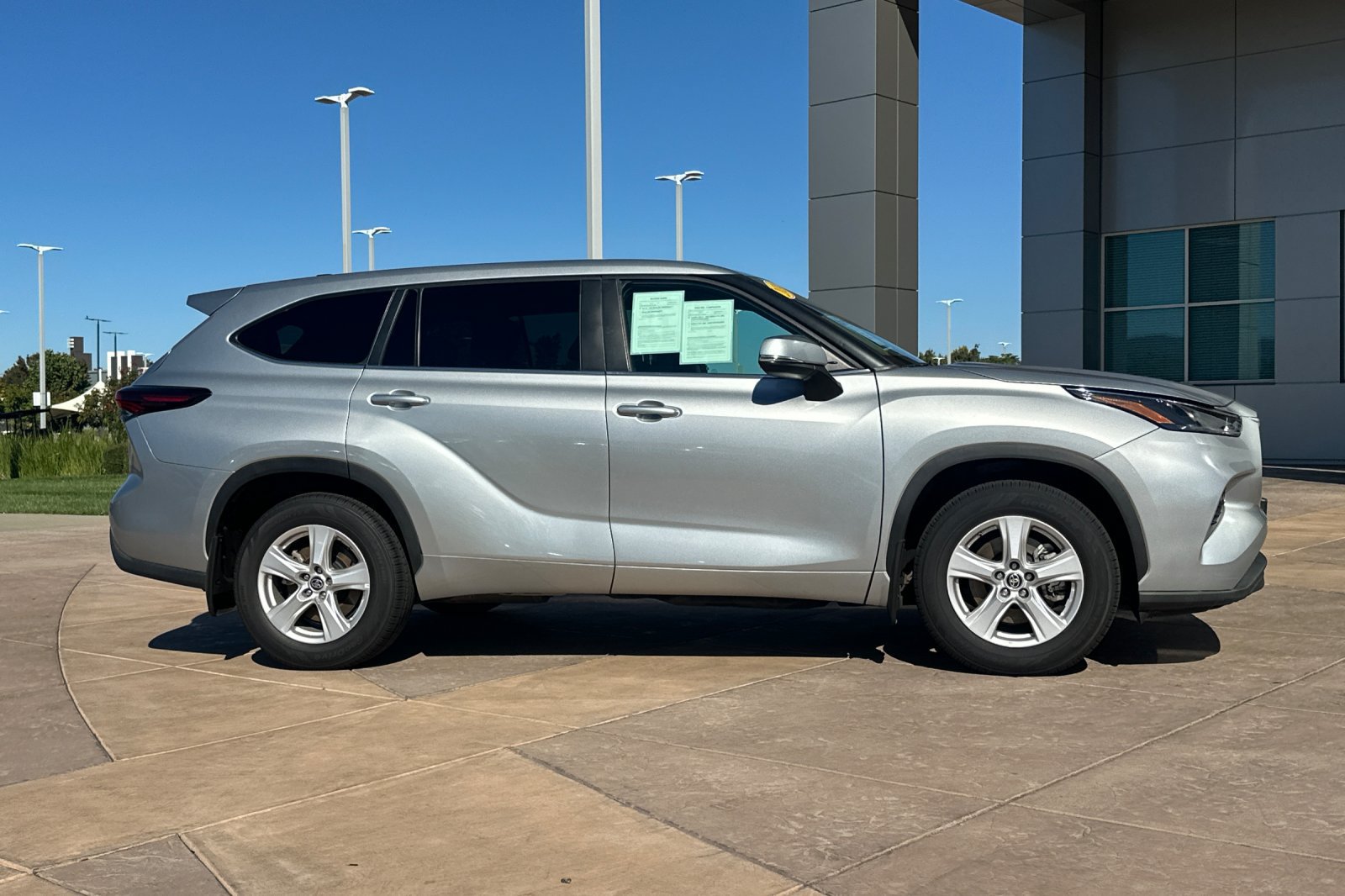 Used 2024 Toyota Highlander LE AWD/4WD image 3