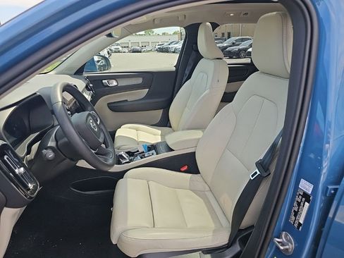 Used 2024 Volvo XC40 B5 Plus w/ Protection Package Premier AWD/4WD image 3