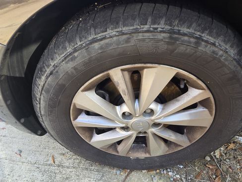 Used 2016 Kia Sedona LX image 3