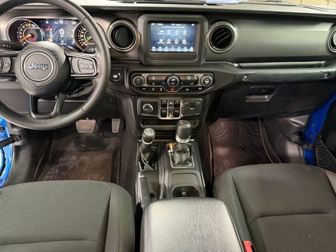 Used 2022 Jeep Gladiator Willys image 2