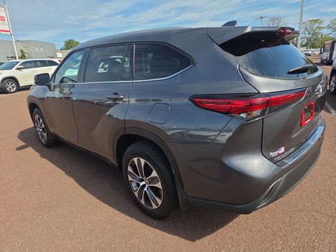 Certified 2022 Toyota Highlander XLE image 5