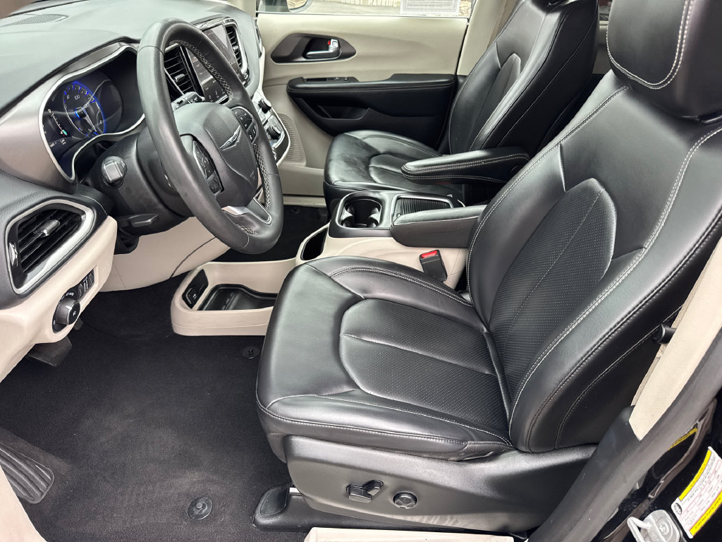 Used 2023 Chrysler Pacifica Touring-L FWD image 24