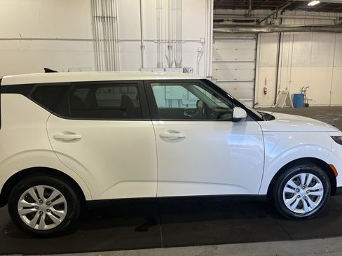 Used 2023 Kia Soul LX FWD image 5