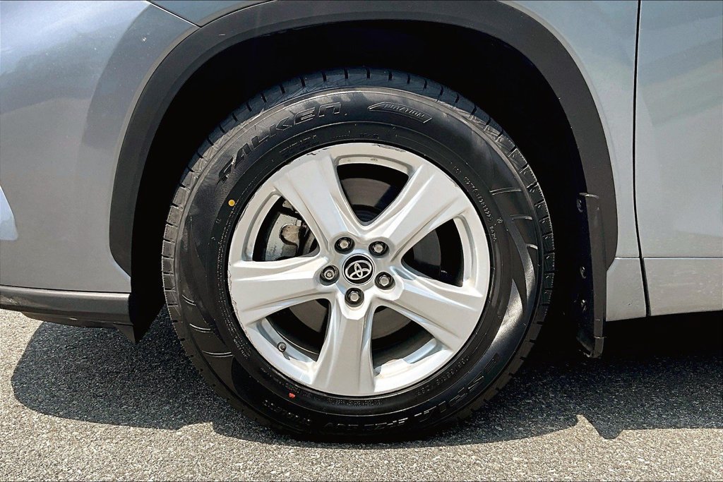 Used 2021 Toyota Highlander LE AWD/4WD image 7