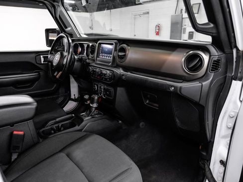 Used 2020 Jeep Gladiator Overland w/ LED Lighting Group AWD/4WD image 16
