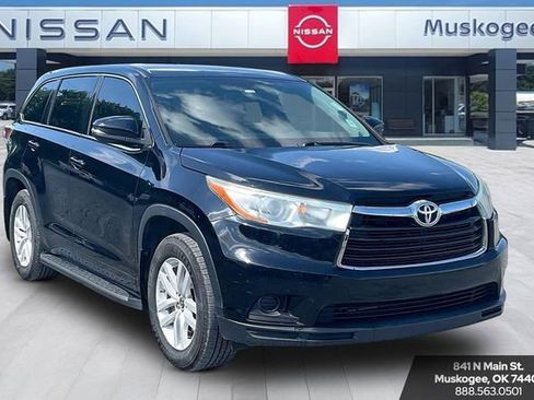 Used 2016 Toyota Highlander LE FWD image 1