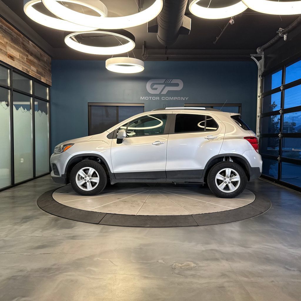 Used 2022 Chevrolet Trax LT w/ LT Convenience Package AWD/4WD image 6