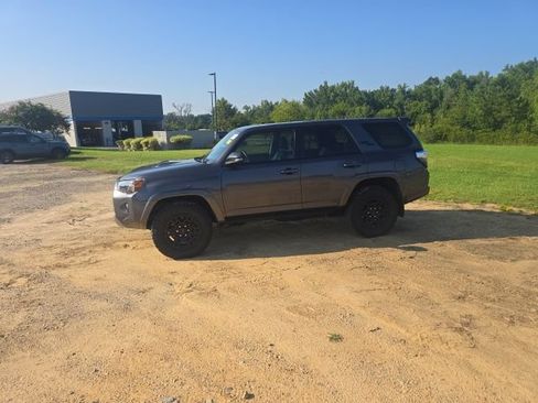 Used 2021 Toyota 4Runner TRD Off-Road Premium w/ Moonroof Package AWD/4WD image 4