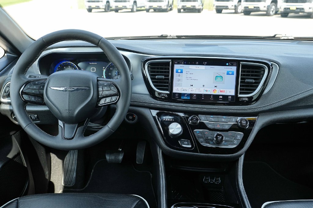 Used 2025 Chrysler Pacifica Limited FWD image 29
