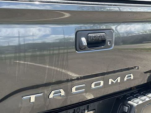 Used 2021 Toyota Tacoma TRD Off-Road w/ Technology Package image 17