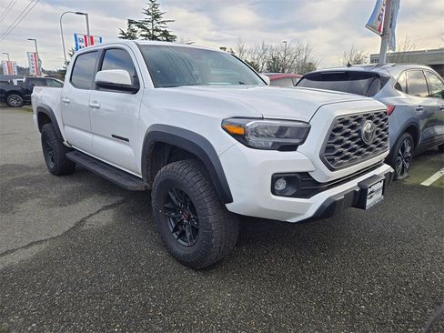 Used 2022 Toyota Tacoma TRD Off-Road image 2