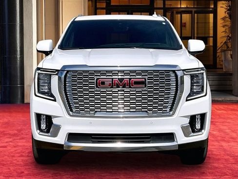 Used 2024 GMC Yukon Denali w/ Advanced Technology Package image 3