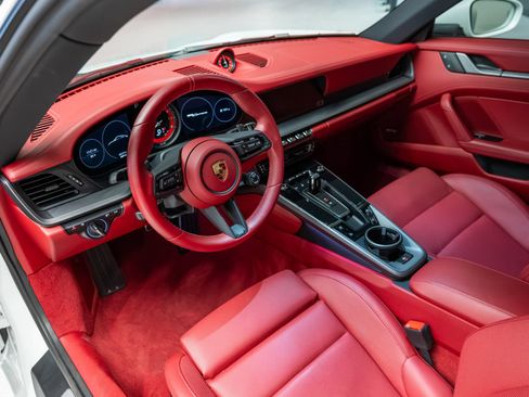 Certified 2024 Porsche 911 Carrera RWD image 3