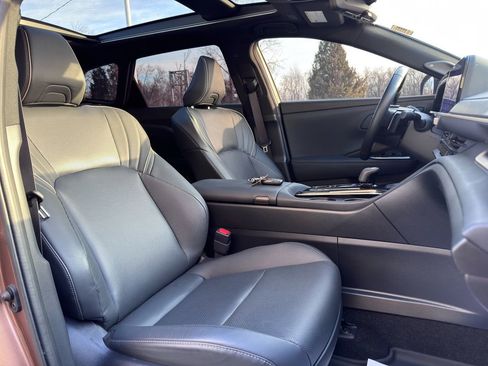 Used 2025 Toyota Crown Signia Limited image 33