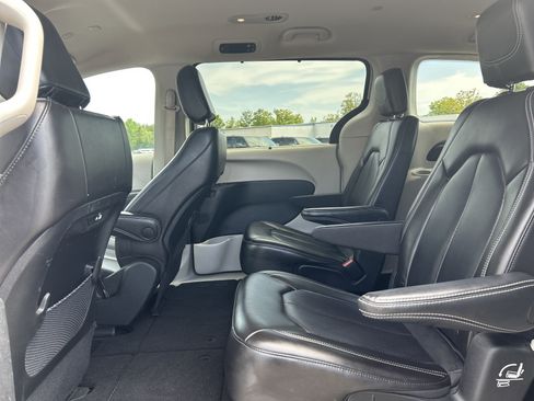 Used 2023 Chrysler Pacifica Touring-L FWD image 19