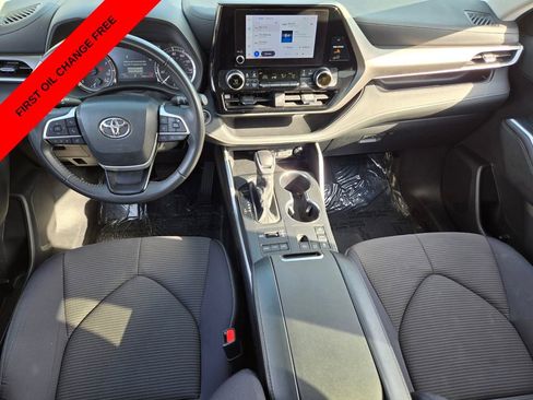 Used 2024 Toyota Highlander LE AWD/4WD image 14