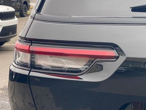 Used 2024 Jeep Grand Cherokee L Limited w/ Luxury Tech Group II image 17