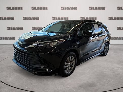 Used 2026 Toyota Sienna XLE AWD/4WD image 1