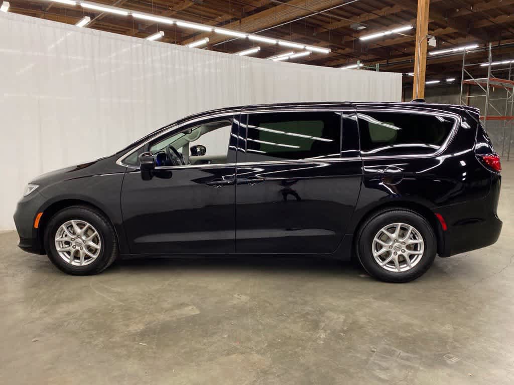 Used 2024 Chrysler Pacifica Touring-L FWD image 3
