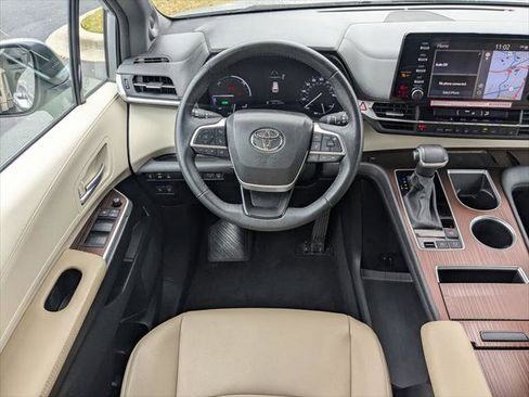 Certified 2024 Toyota Sienna XLE w/ XLE Plus Package FWD image 18