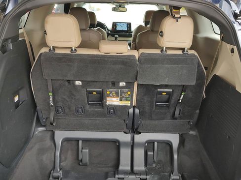 Used 2021 Toyota Sienna XLE image 22