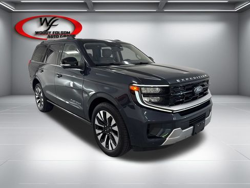 Used 2025 Ford Expedition Platinum w/ Driver's Package AWD/4WD image 3