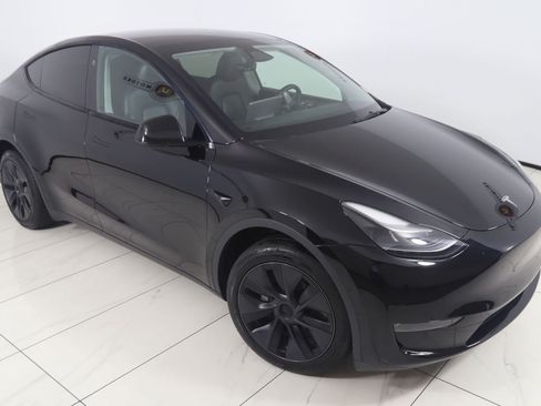 Used 2024 Tesla Model Y Long Range AWD/4WD image 17