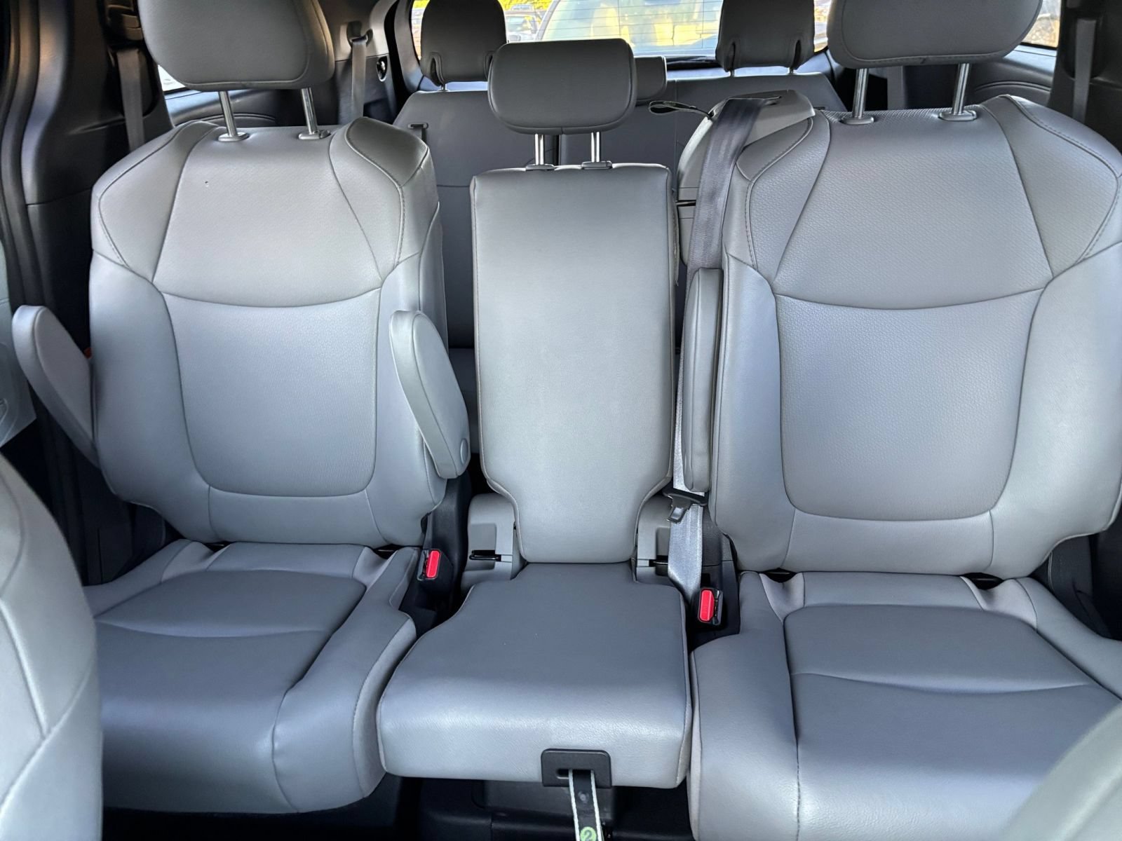 Used 2025 Toyota Sienna XLE FWD image 41