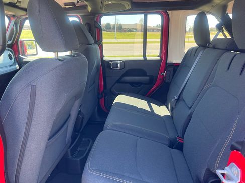 Certified 2025 Jeep Wrangler Unlimited Sahara w/ Safety Group AWD/4WD image 15
