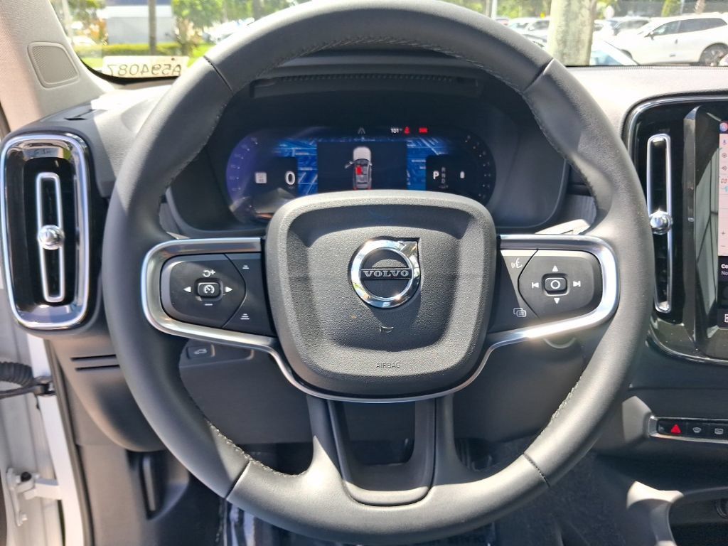 Used 2025 Volvo XC40 B5 Ultra AWD/4WD image 18
