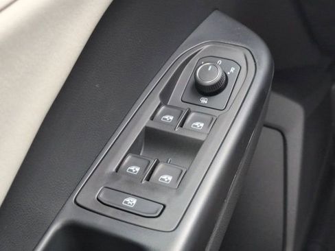 Used 2025 Volkswagen Taos SE image 15