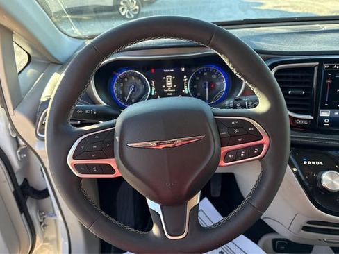 Used 2023 Chrysler Pacifica Touring-L image 16