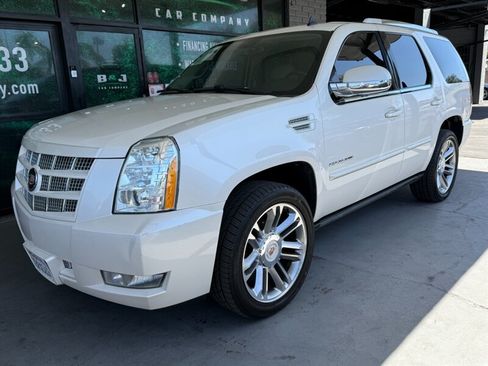 Used 2013 Cadillac Escalade Premium RWD image 1