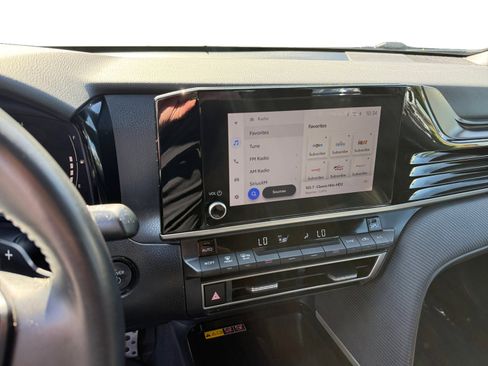Used 2025 Toyota Camry SE FWD image 12
