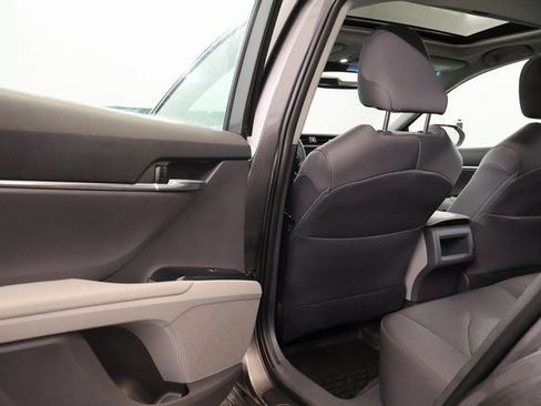 Used 2018 Toyota Camry LE image 30