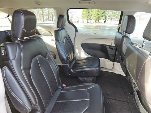 Used 2023 Chrysler Pacifica Touring-L image 16