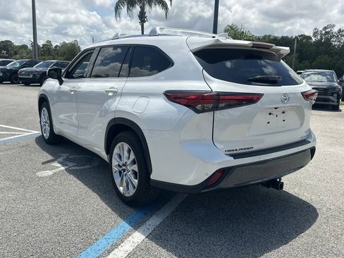 Used 2021 Toyota Highlander Limited FWD image 8
