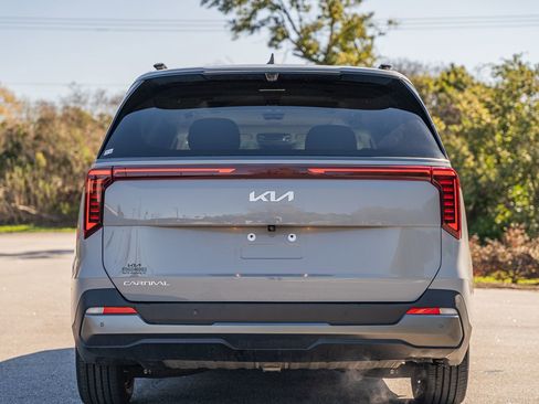 Used 2025 Kia Carnival SX Prestige image 6