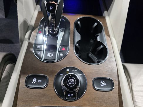 Used 2024 Bentley Bentayga Extended Wheelbase image 22