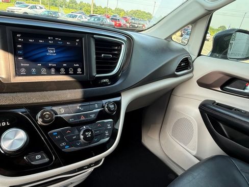 Used 2019 Chrysler Pacifica Touring-L FWD image 28