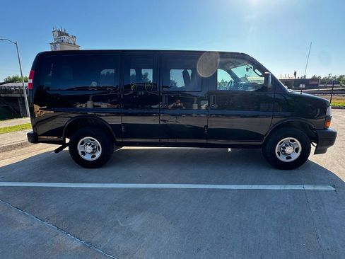 Used 2018 Chevrolet Express 2500 LS w/ Driver Convenience Package RWD image 8