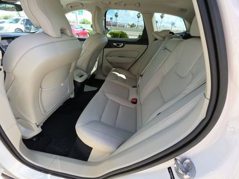 Used 2022 Volvo XC60 B5 Momentum image 24