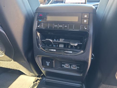 Used 2023 Jeep Grand Cherokee L Limited w/ Luxury Tech Group II AWD/4WD image 18