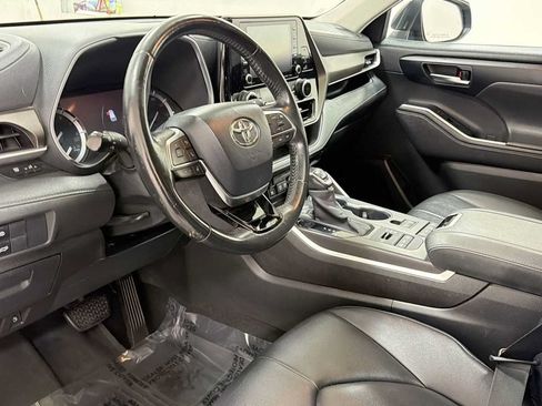Used 2020 Toyota Highlander XLE AWD/4WD image 12