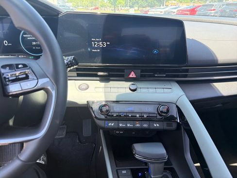 Certified 2025 Hyundai Elantra Limited FWD image 19