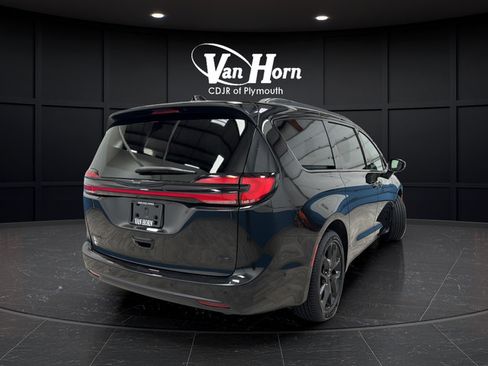 Used 2023 Chrysler Pacifica Touring-L w/ Uconnect Theater Family Group AWD/4WD image 7