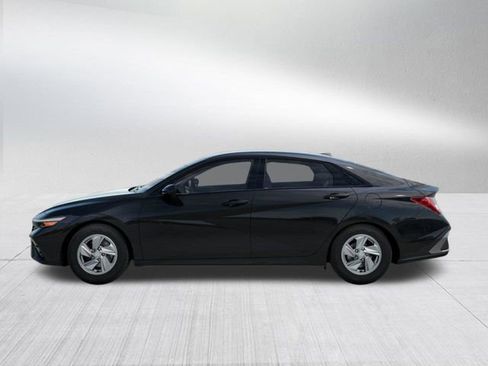 New 2026 Hyundai Elantra SE FWD image 3